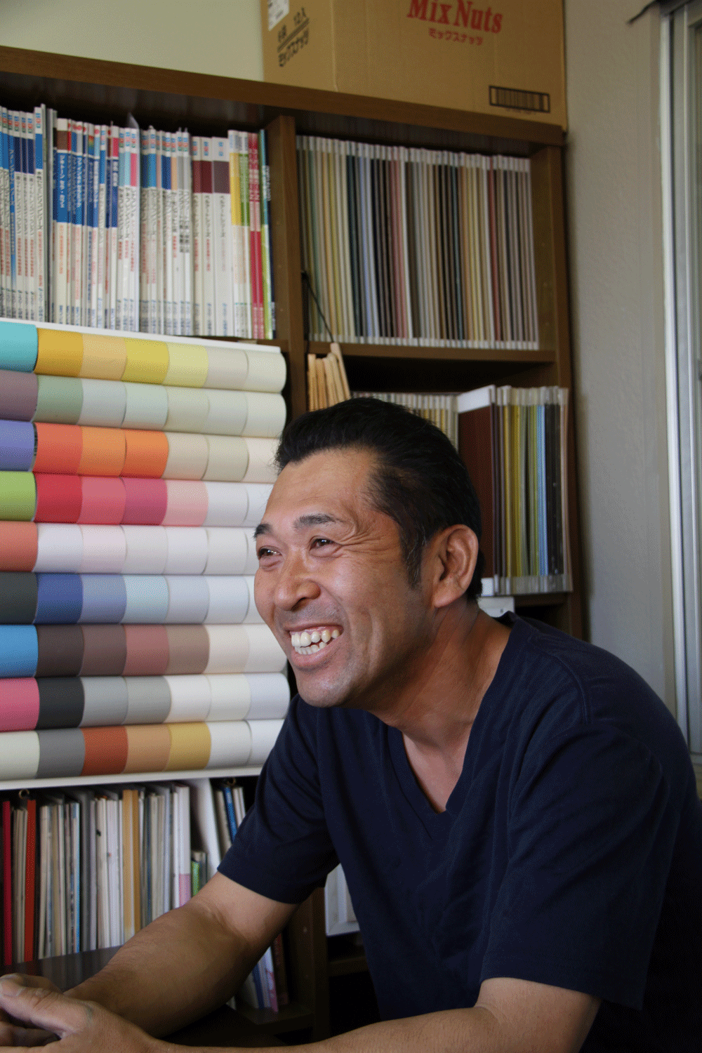 色見本を前に説明するオサカベのスタッフ